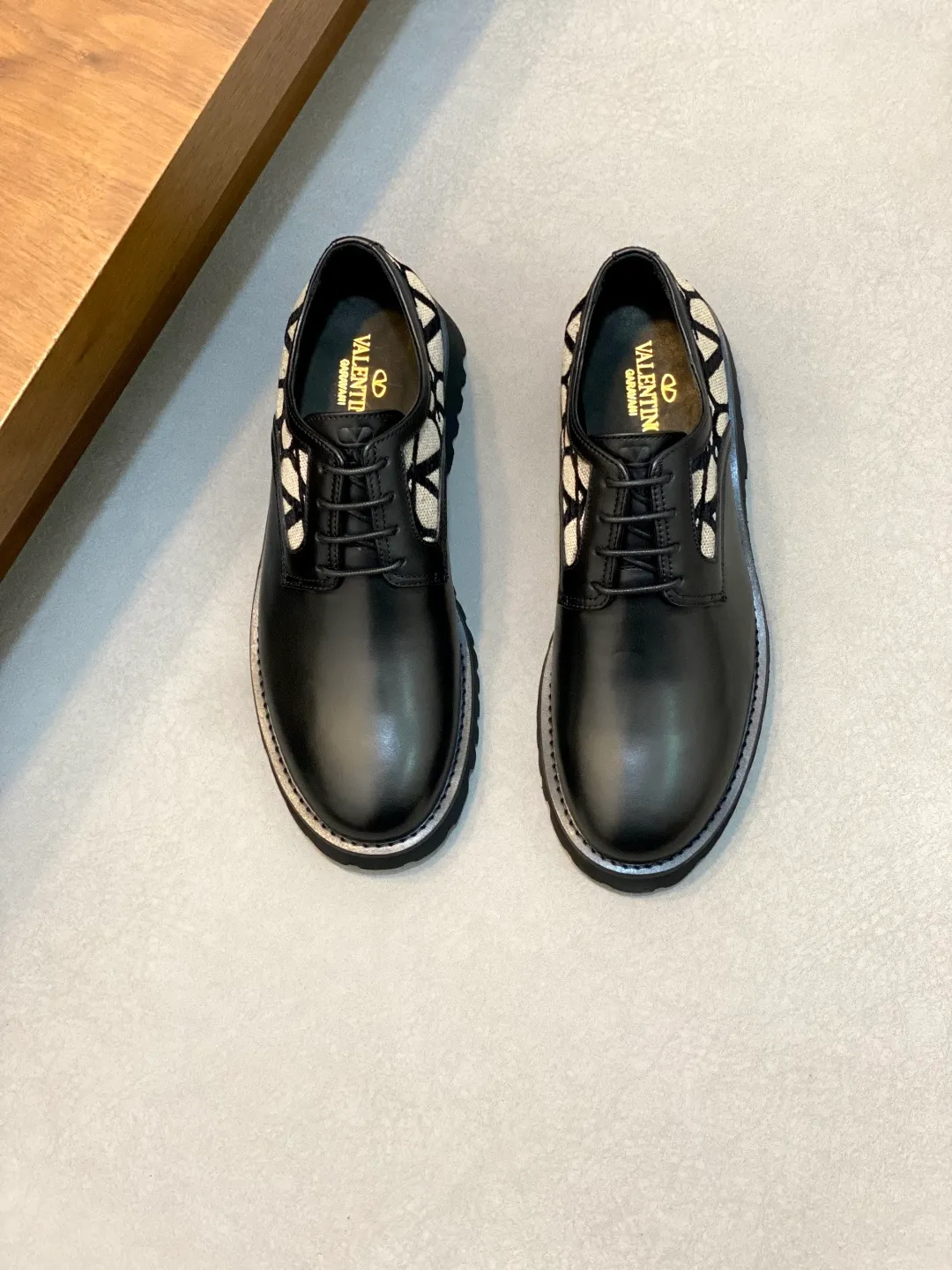 Men's shoes 💰740 VALENTINO Valentino's new men's fashionable casual leather shoes. These leather shoes are made of imported cowhide leather uppers, dyed calfskin lining and calfskin insoles. The upper foot is soft, comfortable and breathable. Comes with complete packaging in the original box! Visible details and quality. Size: 39-44 (customized at 38.45.46)